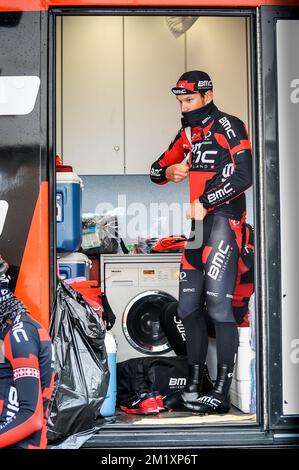 20150402 - OUDENAARDE, BELGIQUE : Jempy Drucker de l'équipe de course BMC de Luxembourg se préparant avant la reconnaissance de la piste de la course cycliste 'ronde van Vlaanderen - Tour des Flandres - Tour de Flandre' du dimanche prochain, jeudi 02 avril 2015, à Oudenaarde. BELGA PHOTO LUC CLAESSEN Banque D'Images