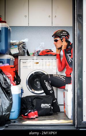 20150402 - OUDENAARDE, BELGIQUE: Silvan Dillier Suisse de BMC Racing Team se prépare avant la reconnaissance de la piste de la prochaine course cycliste 'ronde van Vlaanderen - Tour des Flandres - Tour de Flandre' dimanche, jeudi 02 avril 2015, à Oudenaarde. BELGA PHOTO LUC CLAESSEN Banque D'Images