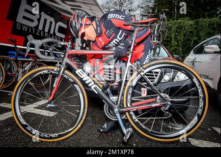 20150402 - OUDENAARDE, BELGIQUE: Belge Greg Van Avermaet de BMC Racing Team photographié avant la reconnaissance de la piste du dimanche prochain 'ronde van Vlaanderen - Tour des Flandres - Tour de Flandre' course cycliste, jeudi 02 avril 2015, à Oudenaarde. BELGA PHOTO LUC CLAESSEN Banque D'Images