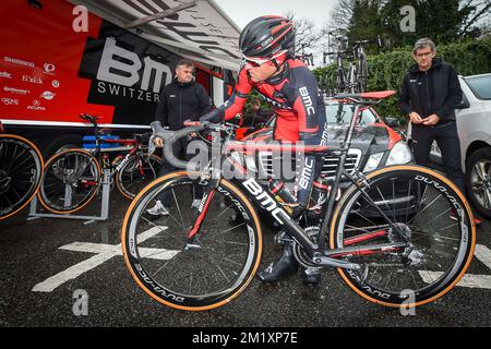 20150402 - OUDENAARDE, BELGIQUE: Belge Greg Van Avermaet de BMC Racing Team photographié avant la reconnaissance de la piste du dimanche prochain 'ronde van Vlaanderen - Tour des Flandres - Tour de Flandre' course cycliste, jeudi 02 avril 2015, à Oudenaarde. BELGA PHOTO LUC CLAESSEN Banque D'Images