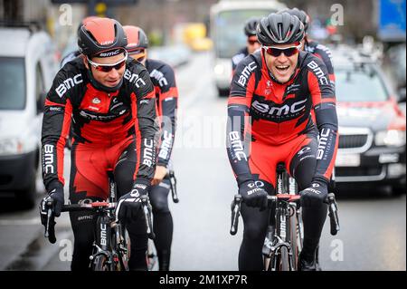 20150402 - OUDENAARDE, BELGIQUE : Swiss Silvan Dillier de BMC Racing Team et Belge Greg Van Avermaet de BMC Racing Team photographiés en action lors de la reconnaissance de la piste de la course cycliste 'ronde van Vlaanderen - Tour des Flandres - Tour de Flandre' du dimanche prochain, jeudi 02 avril 2015, à Oudenaarde. BELGA PHOTO LUC CLAESSEN Banque D'Images