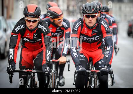 20150402 - OUDENAARDE, BELGIQUE : Swiss Silvan Dillier de BMC Racing Team et Belge Greg Van Avermaet de BMC Racing Team photographiés en action lors de la reconnaissance de la piste de la course cycliste 'ronde van Vlaanderen - Tour des Flandres - Tour de Flandre' du dimanche prochain, jeudi 02 avril 2015, à Oudenaarde. BELGA PHOTO LUC CLAESSEN Banque D'Images