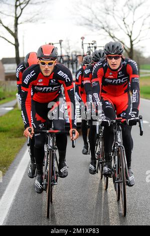 20150402 - OUDENAARDE, BELGIQUE : Jempy Drucker de l'équipe BMC Racing et Marcus Burghardt allemand de l'équipe BMC Racing, au Luxembourg, photographiés lors de la reconnaissance de la piste de la course cycliste 'ronde van Vlaanderen - Tour des Flandres - Tour de Flandre' du dimanche prochain, jeudi 02 avril 2015, à Oudenaarde. BELGA PHOTO LUC CLAESSEN Banque D'Images