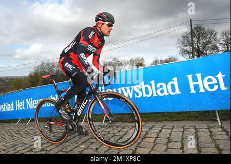 20150402 - OUDENAARDE, BELGIQUE: Belge Greg Van Avermaet de BMC Racing Team photographié sur le Paterberg lors de la reconnaissance de la piste de la course cycliste 'ronde van Vlaanderen - Tour des Flandres - Tour de Flandre' dimanche prochain, jeudi 02 avril 2015, à Oudenaarde. BELGA PHOTO LUC CLAESSEN Banque D'Images