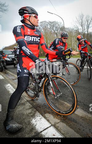 20150402 - OUDENAARDE, BELGIQUE: Belge Greg Van Avermaet de BMC Racing Team et Luxembourg Jempy Drucker de BMC Racing Team photographiés lors de la reconnaissance du circuit du dimanche prochain 'ronde van Vlaanderen - Tour des Flandres - Tour de Flandre', le jeudi 02 avril 2015, à Oudenaarde. BELGA PHOTO LUC CLAESSEN Banque D'Images