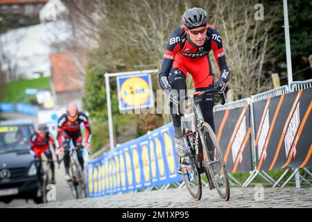 20150402 - OUDENAARDE, BELGIQUE: Michael Schar Suisse de BMC Racing Team photographié sur le Paterberg lors de la reconnaissance de la piste du dimanche prochain 'ronde van Vlaanderen - Tour des Flandres - Tour de Flandre' course cycliste, jeudi 02 avril 2015, à Oudenaarde. BELGA PHOTO LUC CLAESSEN Banque D'Images