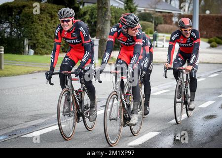 20150402 - OUDENAARDE, BELGIQUE: Belge Greg Van Avermaet de BMC Racing Team, Le Suisse Michael Schar de BMC Racing Team et le Luxembourg Jempy Drucker de BMC Racing Team photographiés en action lors de la reconnaissance de la piste de la course cycliste 'ronde van Vlaanderen - Tour des Flandres - Tour de Flandre' du dimanche prochain, jeudi 02 avril 2015, à Oudenaarde. BELGA PHOTO LUC CLAESSEN Banque D'Images