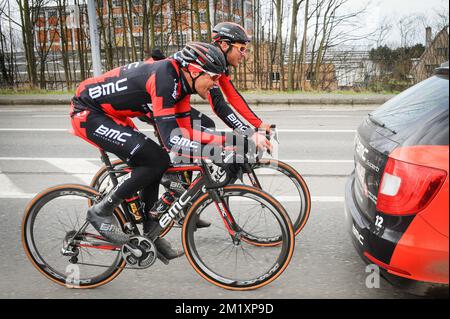 20150402 - OUDENAARDE, BELGIQUE : Greg Van Avermaet, belge, de BMC Racing Team et Jempy Drucker, luxembourgeois, de BMC Racing Team, photographiés en action lors de la reconnaissance de la piste de la course cycliste 'ronde van Vlaanderen - Tour des Flandres - Tour de Flandre', dimanche prochain, jeudi 02 avril 2015, à Oudenaarde. BELGA PHOTO LUC CLAESSEN Banque D'Images