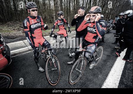 20150402 - OUDENAARDE, BELGIQUE: Belge Greg Van Avermaet de BMC Racing Team et Luxembourg Jempy Drucker de BMC Racing Team photographiés lors de la reconnaissance du circuit du dimanche prochain 'ronde van Vlaanderen - Tour des Flandres - Tour de Flandre', le jeudi 02 avril 2015, à Oudenaarde. BELGA PHOTO LUC CLAESSEN Banque D'Images