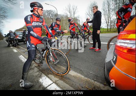 20150402 - OUDENAARDE, BELGIQUE: Belge Greg Van Avermaet de BMC Racing Team, Italien Valerio Piva, Directeur sportif de BMC Racing Team, German Marcus Burghardt de BMC Racing Team et Swiss Silvan Dillier de BMC Racing Team photographiés lors de la reconnaissance de la piste de la course cycliste 'ronde van Vlaanderen - Tour des Flandres - Tour de Flandre' du dimanche prochain, jeudi 02 avril 2015, à Oudenaarde. BELGA PHOTO LUC CLAESSEN Banque D'Images