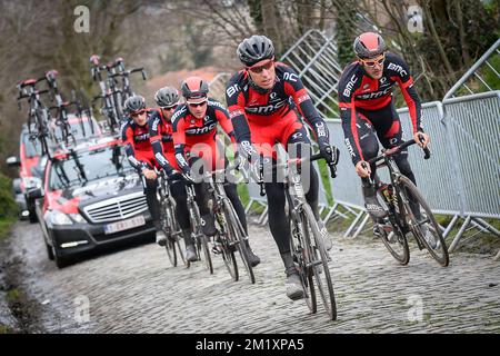 20150402 - OUDENAARDE, BELGIQUE : Michael Schar Suisse de BMC Racing Team, Jempy Drucker luxembourgeois de BMC Racing Team, Swiss Silvan Dillier de BMC Racing Team et photographié sur l'Oude Kwaremont lors de la reconnaissance de la piste de la course cycliste 'ronde van Vlaanderen - Tour des Flandres - Tour des Flandres' de dimanche prochain, jeudi 02 avril 2015, à Oudenaarde. BELGA PHOTO LUC CLAESSEN Banque D'Images