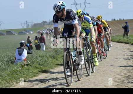 Belge Guillaume van Keirsbulck de l'équipe Ettix - Quick-Step photographié en action lors de la course cycliste d'une journée 'Paris-Roubaix', à 253,5 km de Compiègne au Vélodrome de Roubaix, dimanche 12 avril 2015. Banque D'Images