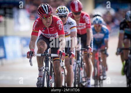 Lars danois Bak de Lotto - Soudal comme il arrive après la course cycliste d'une journée 'Paris-Roubaix', à 253,5 km de Compiègne au Vélodrome de Roubaix, le dimanche 12 avril 2015. Banque D'Images