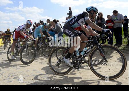 Norvegian Alexander Kristoff de l'équipe Katusha, Belge Laurens de Vreese et Italien Matteo Trentin de l'équipe Ettix - Quick-Step photographié lors de la course cycliste d'une journée 'Paris-Roubaix', à 253,5 km de Compiègne au Vélodrome de Roubaix, dimanche 12 avril 2015. Banque D'Images