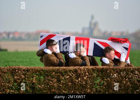 20150416 - PLOEGSTEERT, BELGIQUE: Illustration photo montre une cérémonie funéraire pour six soldats inconnus de Grande-Bretagne de la première Guerre mondiale, au cimetière militaire de Prowse point à Ploegsteert, jeudi 16 avril 2015. BELGA PHOTO SANDRO DELAERE Banque D'Images