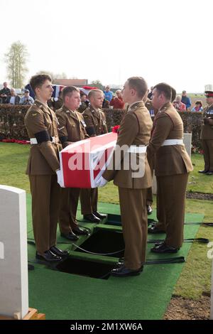 20150416 - PLOEGSTEERT, BELGIQUE: Illustration photo montre une cérémonie funéraire pour six soldats inconnus de Grande-Bretagne de la première Guerre mondiale, au cimetière militaire de Prowse point à Ploegsteert, jeudi 16 avril 2015. BELGA PHOTO KURT DESPLENTER Banque D'Images