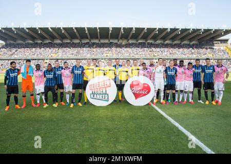 20150419 - BRUGGE, BELGIQUE : l'illustration montre les équipes du Club et d'Anderlecht qui posent pour le photographe un logo 'Kom op tegen kanker, Iedereen tegen kanker' au début du match Jupiler Pro League entre le Club Brugge et Sporting Anderlecht (RSCA), à Brugge, dimanche 19 avril 2015, Le troisième jour de la Play-Off 1. BELGA PHOTO KURT DESPLENTER Banque D'Images