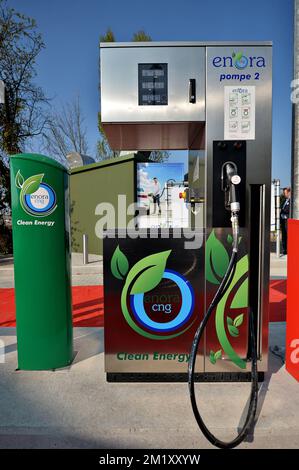 20150423 - TOURNAI, BELGIQUE: Illustration montre l'inauguration de la première station de gaz naturel comprimé (GNC) en Wallonie, jeudi 23 avril 2015 à Tournai. BELGA PHOTO DAVID STOCKMAN Banque D'Images