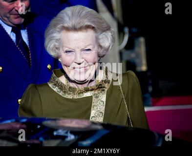 AMSTERDAM - LA PRINCESSE BEATRIX le roi Willem Alexander en la reine Maxima les pays-Bas assistent à une réception pour l'anniversaire 48th du roi au Palais Royal d'Amsterdam, aux pays-Bas, le 23 avril 2015. Le roi célèbre son anniversaire le 27 avril lors des festivités de Kingsday à Dordrecht. COPYRIGHT ROBIN UTRECHT Banque D'Images