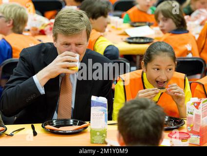 24-4-2015 LEIDEN - Kingdaygames avec le roi Willem Alexander. Le roi Willem-Alexander participe aux Jeux du roi à Leiden. La journée commence avec le petit déjeuner, puis il y a l'entraînement, et exécuté par les étudiants. Le roi et la reine donnent le feu vert pour la journée de sport. Banque D'Images