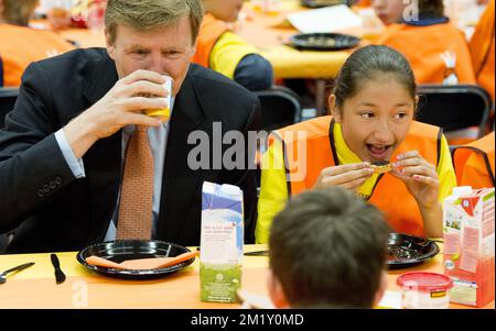 24-4-2015 LEIDEN - Kingdaygames avec le roi Willem Alexander. Roi Willem-Alexander rapide ensemble, puis il ya l'entraînement, et exécuté par les étudiants. Le roi et la reine donnent le feu vert pour la journée de sport. COPYRIGHT ROBIN UTRECHT Banque D'Images