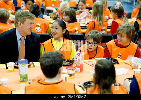 24-4-2015 LEIDEN - Kingdaygames avec le roi Willem Alexander. Le roi Willem-Alexander participe aux Jeux du roi à Leiden. La journée commence avec le petit déjeuner, puis il y a l'entraînement, et exécuté par les étudiants. Le roi et la reine donnent le feu vert pour la journée de sport. Banque D'Images