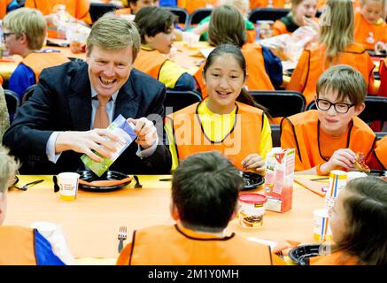 24-4-2015 LEIDEN - Kingdaygames avec le roi Willem Alexander. Le roi Willem-Alexander participe aux Jeux du roi à Leiden. La journée commence avec le petit déjeuner, puis il y a l'entraînement, et exécuté par les étudiants. Le roi et la reine donnent le feu vert pour la journée de sport. Banque D'Images