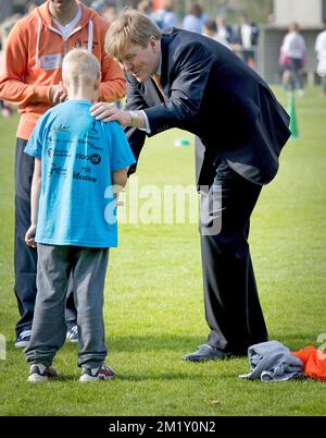 24-4-2015 LEIDEN - Kingdaygames avec le roi Willem Alexander. Le roi Willem-Alexander participe aux Jeux du roi à Leiden. La journée commence avec le petit déjeuner, puis il y a l'entraînement, et exécuté par les étudiants. Le roi et la reine donnent le feu vert pour la journée de sport. Banque D'Images