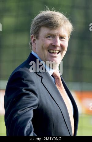 24-4-2015 LEIDEN - Kingdaygames avec le roi Willem Alexander. Le roi Willem-Alexander participe aux Jeux du roi à Leiden. La journée commence avec le petit déjeuner, puis il y a l'entraînement, et exécuté par les étudiants. Le roi et la reine donnent le feu vert pour la journée de sport. Banque D'Images