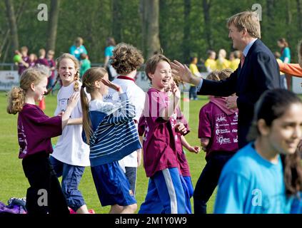 24-4-2015 LEIDEN - Kingdaygames avec le roi Willem Alexander. Le roi Willem-Alexander participe aux Jeux du roi à Leiden. La journée commence avec le petit déjeuner, puis il y a l'entraînement, et exécuté par les étudiants. Le roi et la reine donnent le feu vert pour la journée de sport. Banque D'Images