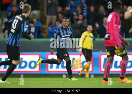 20150429 - BRUGGE, BELGIQUE : le club José Izquierdo fête ses heures après avoir marqué le match de la Jupiler Pro League entre le club Brugge et Charleroi, à Brugge, le mercredi 29 avril 2015, le cinquième jour de la Play-off 1. BELGA PHOTO BRUNO FAHY Banque D'Images