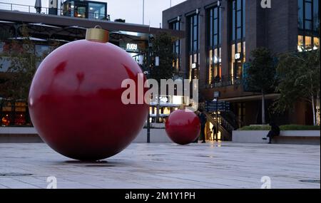 Décorations rouges de Noël géantes à Beyoglu Galataport. Boules ou décorations de noël rouges grandes ou géantes. Istanbul, TURQUIE- 13 décembre 2022 Banque D'Images