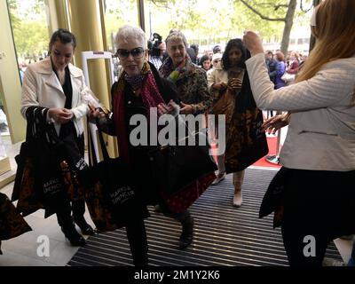 L'illustration montre une file d'attente de personnes attendant l'ouverture d'un magasin Marks & Spencer à Bruxelles, le jeudi 07 mai 2015. Banque D'Images