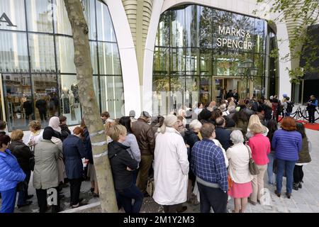 L'illustration montre une file d'attente de personnes attendant l'ouverture d'un magasin Marks & Spencer à Bruxelles, le jeudi 07 mai 2015. Banque D'Images