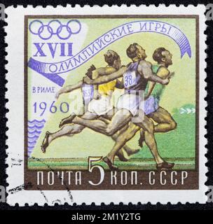 URSS - VERS 1960: Timbre-poste 5 kopeck imprimé en Union soviétique montre un groupe de quatre athlètes en train de courir la croix. Post-série de timbres consacrée à XVII Banque D'Images