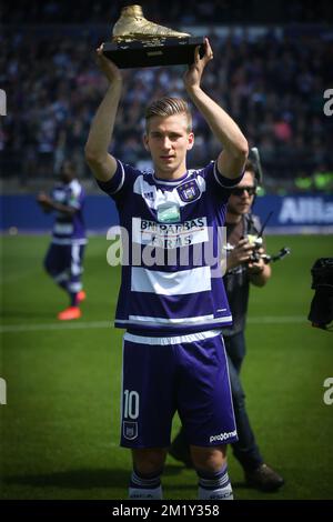 20150510 - BRUXELLES, BELGIQUE : Dennis Praet d'Anderlecht se tient au début du match de la Jupiler Pro League entre RSC Anderlecht et Club Brugge, le dimanche 10 mai 2015 à Bruxelles, le septième jour du Play-Off 1. BELGA PHOTO VIRGINIE LEFOUR Banque D'Images