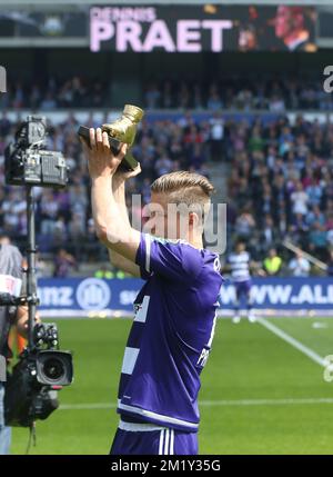 20150510 - BRUXELLES, BELGIQUE : Dennis Praet d'Anderlecht a remporté son prix de la chaussure d'or au début du match de la Jupiler Pro League entre RSC Anderlecht et le Club Brugge, le dimanche 10 mai 2015 à Bruxelles, le septième jour du Play-off 1. BELGA PHOTO VIRGINIE LEFOUR Banque D'Images