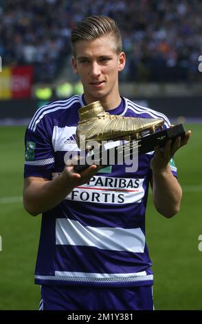 20150510 - BRUXELLES, BELGIQUE: Dennis Praet d'Anderlecht photographié au début du match de la Jupiler Pro League entre RSC Anderlecht et Club Brugge, dimanche 10 mai 2015 à Bruxelles, le septième jour du Play-Off 1. BELGA PHOTO VIRGINIE LEFOUR Banque D'Images