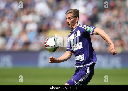 20150510 - BRUXELLES, BELGIQUE : Dennis Praet d'Anderlecht photographié en action lors du match de la Jupiler Pro League entre RSC Anderlecht et Club Brugge, dimanche 10 mai 2015 à Bruxelles, le septième jour du Play-Off 1. BELGA PHOTO BRUNO FAHY Banque D'Images