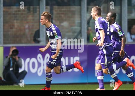 20150510 - BRUXELLES, BELGIQUE : Dennis Praet d'Anderlecht célèbre après avoir marqué le match de la Jupiler Pro League entre le RSC Anderlecht et le Club Brugge, le dimanche 10 mai 2015 à Bruxelles, le septième jour de la Play-off 1. BELGA PHOTO BRUNO FAHY Banque D'Images