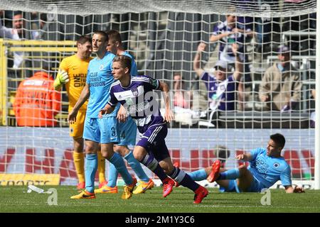 20150510 - BRUXELLES, BELGIQUE : Dennis Praet d'Anderlecht célèbre après avoir marqué le match de la Jupiler Pro League entre le RSC Anderlecht et le Club Brugge, le dimanche 10 mai 2015 à Bruxelles, le septième jour de la Play-off 1. BELGA PHOTO BRUNO FAHY Banque D'Images