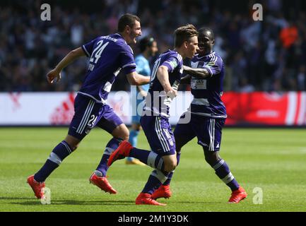 20150510 - BRUXELLES, BELGIQUE : Dennis Praet d'Anderlecht célèbre après avoir marqué le match de la Jupiler Pro League entre le RSC Anderlecht et le Club Brugge, le dimanche 10 mai 2015 à Bruxelles, le septième jour de la Play-off 1. BELGA PHOTO VIRGINIE LEFOUR Banque D'Images