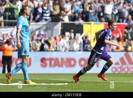 20150510 - BRUXELLES, BELGIQUE : Dennis Praet d'Anderlecht célèbre après avoir marqué le match de la Jupiler Pro League entre le RSC Anderlecht et le Club Brugge, le dimanche 10 mai 2015 à Bruxelles, le septième jour de la Play-off 1. BELGA PHOTO VIRGINIE LEFOUR Banque D'Images