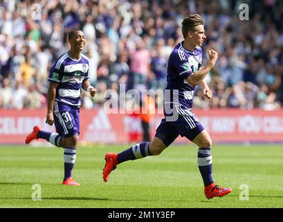 20150510 - BRUXELLES, BELGIQUE : Dennis Praet d'Anderlecht célèbre après avoir marqué le match de la Jupiler Pro League entre le RSC Anderlecht et le Club Brugge, le dimanche 10 mai 2015 à Bruxelles, le septième jour de la Play-off 1. BELGA PHOTO VIRGINIE LEFOUR Banque D'Images