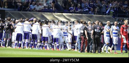 20150524 - BRUXELLES, BELGIQUE: Les joueurs d'Anderlecht et les joueurs de Gent photographiés au début du match de la Jupiler Pro League entre RSC Anderlecht et KAA Gent, dimanche 24 mai 2015 à Bruxelles, le dixième et dernier jour du Play-off 1. Gent a gagné le championnat au dernier match et Anderlecht joue pour la deuxième ou la troisième place. BELGA PHOTO YORICK JANSENS Banque D'Images