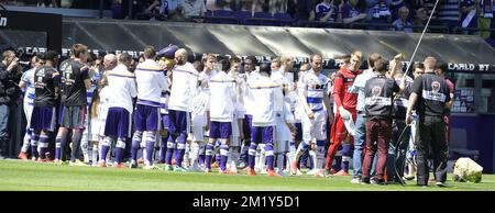 20150524 - BRUXELLES, BELGIQUE: Les joueurs d'Anderlecht et les joueurs de Gent photographiés au début du match de la Jupiler Pro League entre RSC Anderlecht et KAA Gent, dimanche 24 mai 2015 à Bruxelles, le dixième et dernier jour du Play-off 1. Gent a gagné le championnat au dernier match et Anderlecht joue pour la deuxième ou la troisième place. BELGA PHOTO YORICK JANSENS Banque D'Images