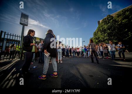 20150613 - BRUXELLES, BELGIQUE: L'illustration montre des gens en file d'attente pour entrer avant le concert du groupe pop-boy anglais-irlandais One Direction, samedi 13 juin 2015, à Bruxelles. BELGA PHOTO SISKA GREMELPREZ Banque D'Images