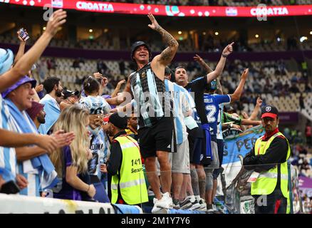 Doha, Qatar, 13th décembre 2022. Les fans argentins lors du match de la coupe du monde de la FIFA 2022 au stade Lusail, Doha. Le crédit photo devrait se lire: David Klein / Sportimage Banque D'Images