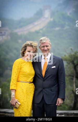 20150623 - BEIJING, CHINE : Reine Mathilde de Belgique et Roi Philippe - Filip de Belgique photographié lors d'une visite à la Grande Muraille de Chine, à Pékin, le quatrième jour d'une visite royale en Chine, mardi 23 juin 2015, en Chine. BELGA PHOTO YORICK JANSENS Banque D'Images