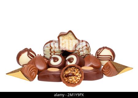Collection de bonbons au chocolat. Superbe assortiment de bonbons au chocolat différents, isolés d'un fond blanc. Masque. Macro. Banque D'Images